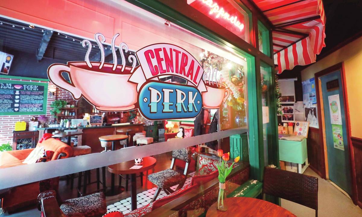 文字游戏,布景的红色沙发,背景中的电视机永远在循环播放friends剧集