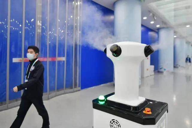 智能机器人成为北京冬奥会防疫小卫士!