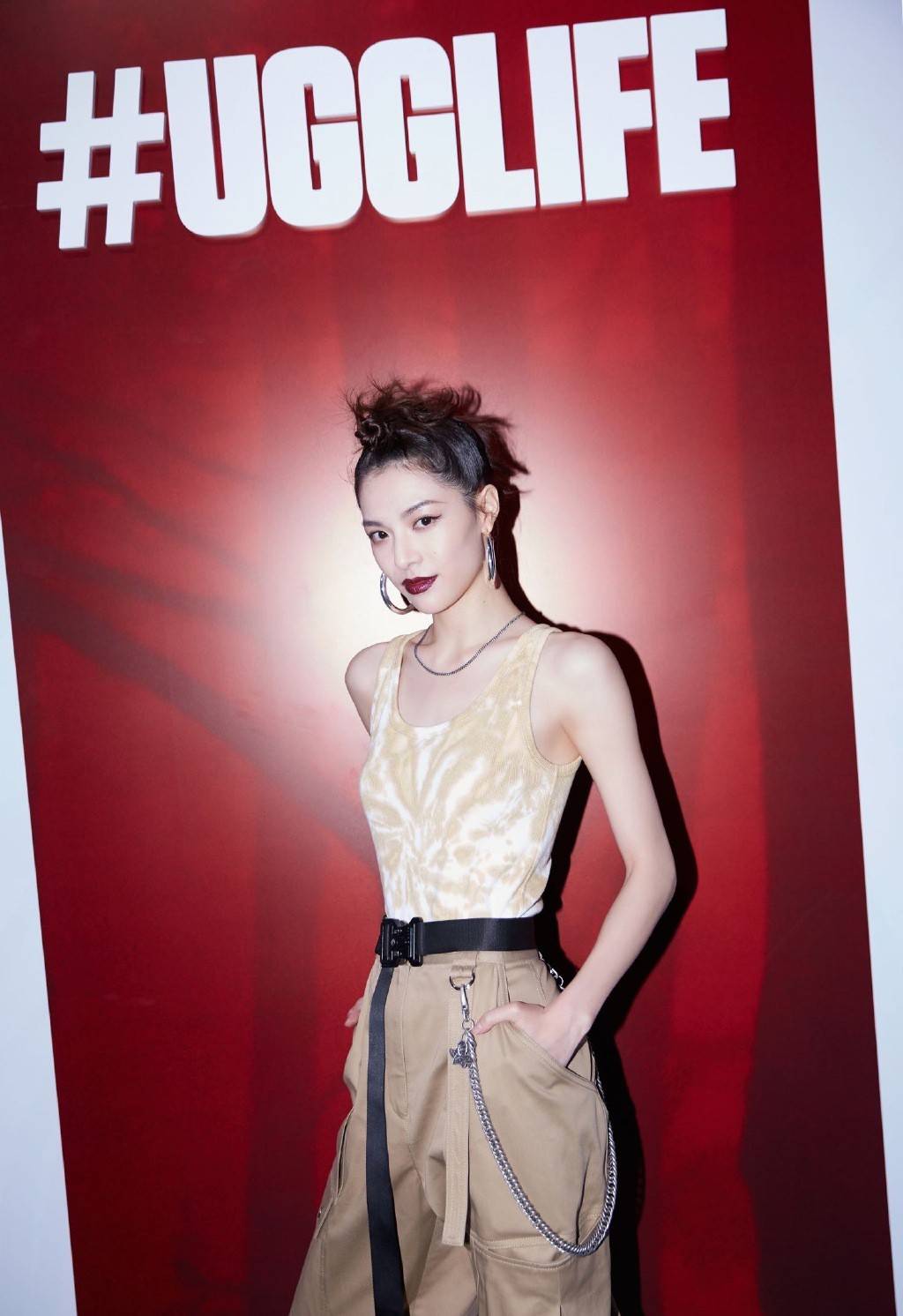 钟楚曦 她演的聂小倩一袭红色纱裙，今穿背心工装裤，配酒红色口红超霸气