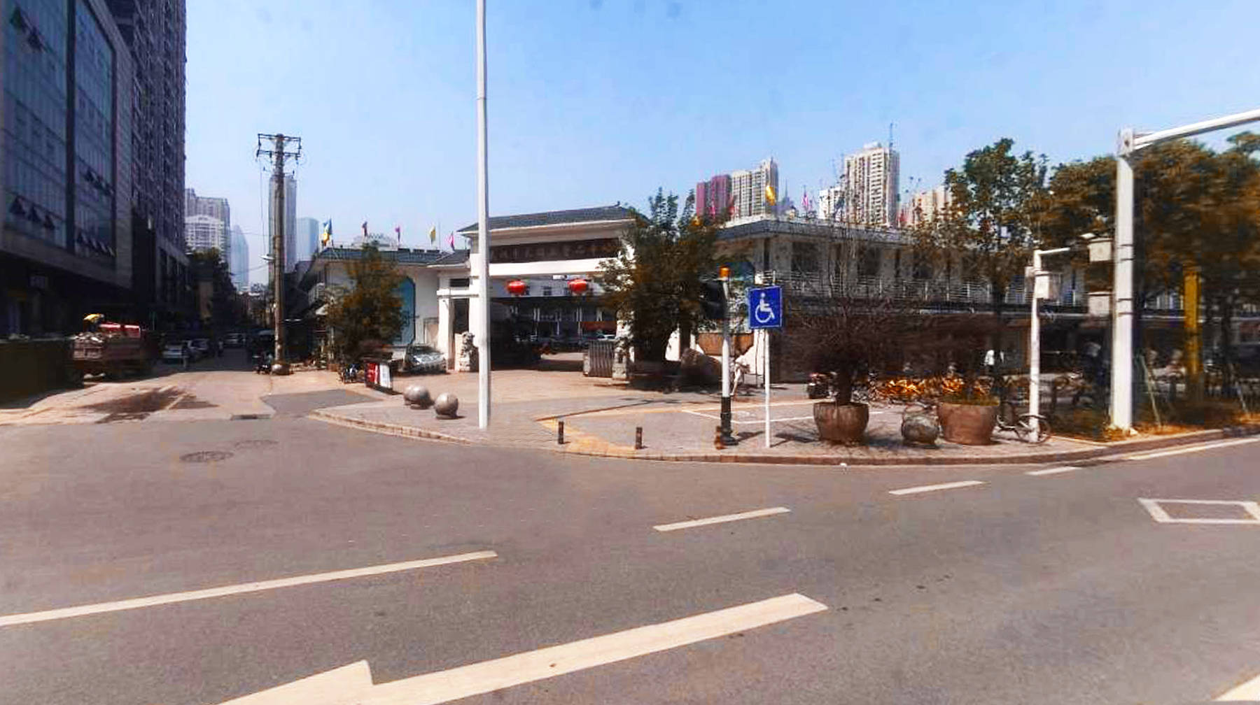 原创闹市区里的收藏品市场建在武汉汉口香港路每天都是人山人海