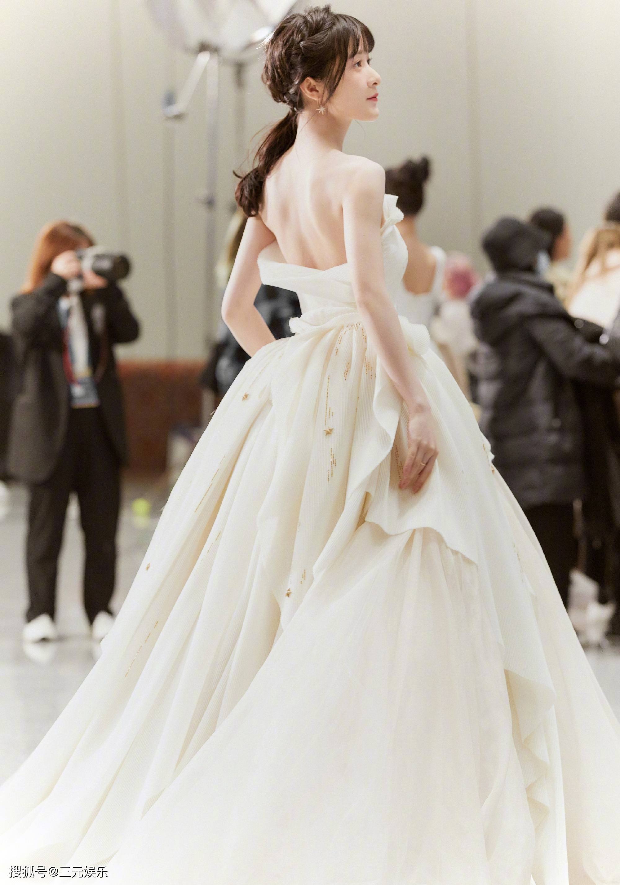 徐娇穿露背长裙亮相身形饱满惹争议评论区污言秽语