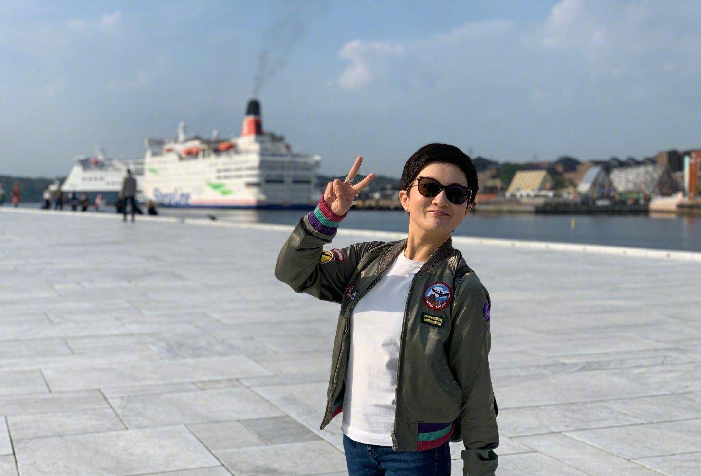 蓝色 “小婉君”金铭生日晒近照,满脸笑容对镜头比耶,39岁元气满满