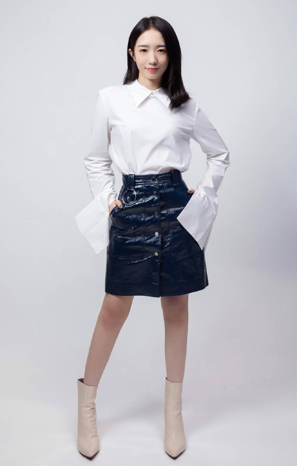 孟美岐穿白色上衣配蓝色皮裙,知性显高少女感十足!_显得_衬衫_穿戴