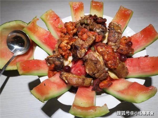 西瓜本身的甜味没有消失,还有一股西瓜的清香味,羊肉本身的味道也不错