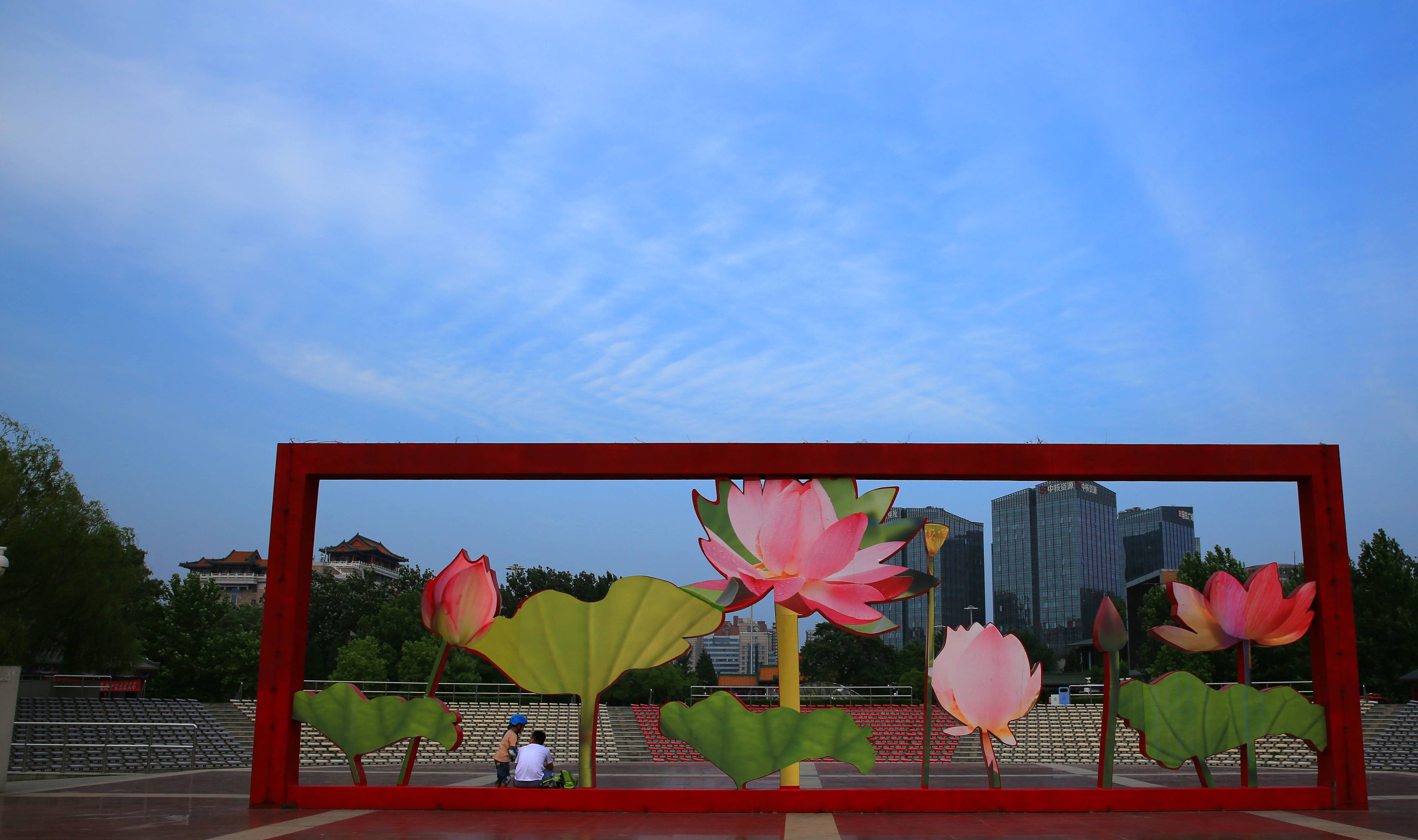 莲花池的一切都被赋予了荷花的元素,湖中有一个大型的舞台,舞台中央的