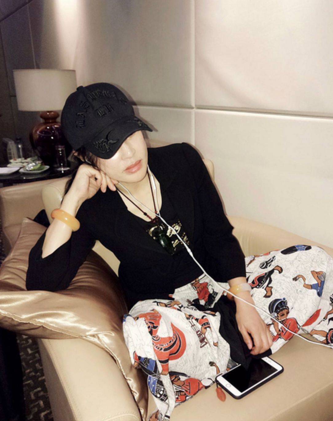 整体 刘晓庆挺会赶时髦，这么花的裤子也敢穿出门，却意外减龄又洋气