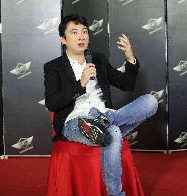 王思聪在别人面前总跷二郎腿,遇见了他却坐得端正,像个乖宝宝_性格