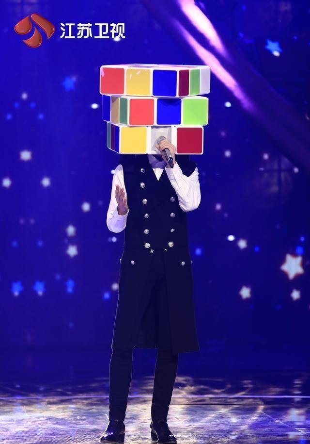 原创今晚蒙面唱将猜猜猜隔空喊话刘德华扭扭转不停秀舞蹈身份呼之欲出