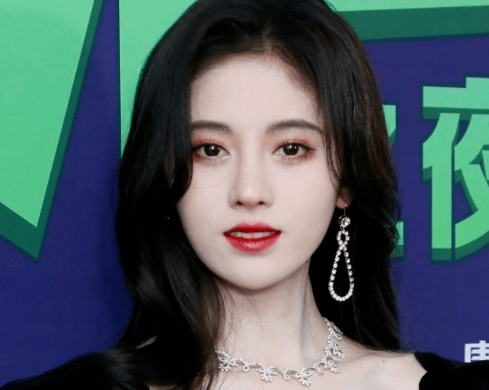 换妆如换头 鞠婧祎4次脱下半永久妆 颜值下滑发际线却始终没变 视频 美貌 丝绒