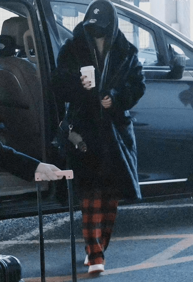 绝版 杨幂穿搭太抢镜,身背高价绝版“二手包”,小挂件让粉丝秒抢空