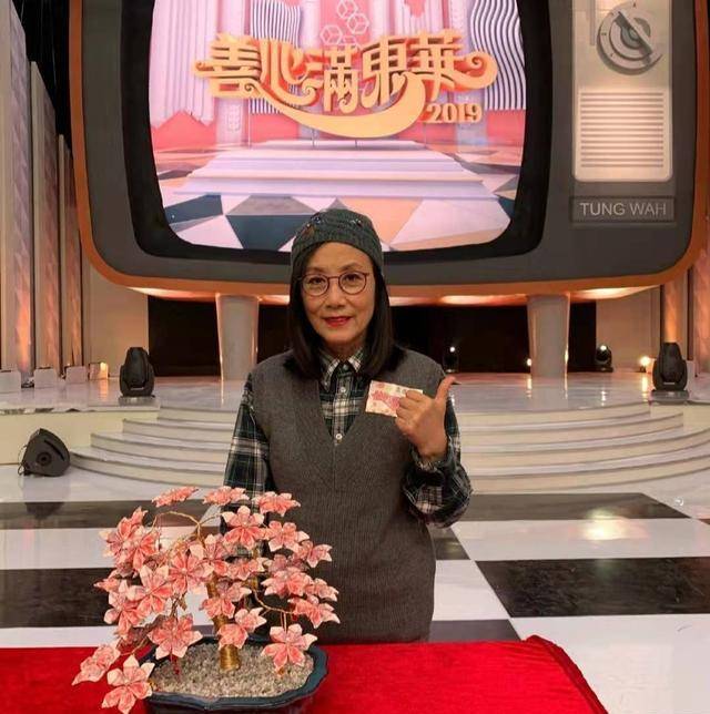 活动72岁汪明荃近照曝光，身材纤细精神好，一袭红衣气场全开