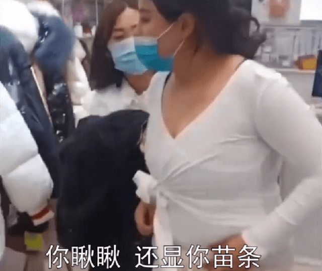 同伴 安徽：女子试衣服勒出好几层圈，店主“睁眼说瞎话”：苗条气质好