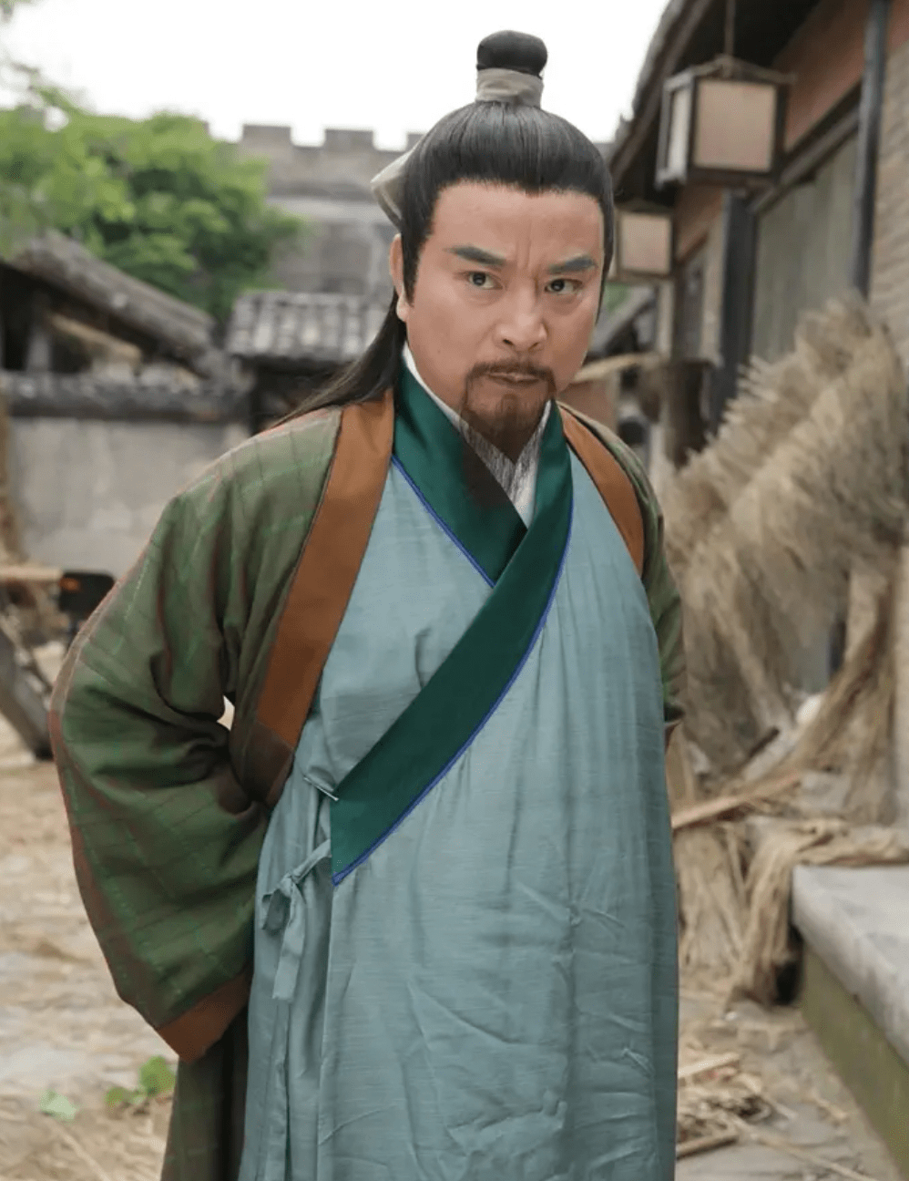 64岁老戏骨近况,街头吃包子喝胡辣汤,毫无明星架子被赞接地气_岳跃