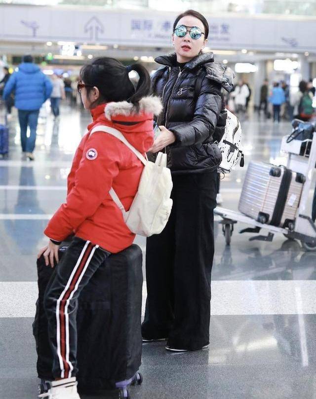 服装 陶虹带女儿现身，用手机壳与徐峥隔空秀恩爱，11岁女儿腿长不输妈