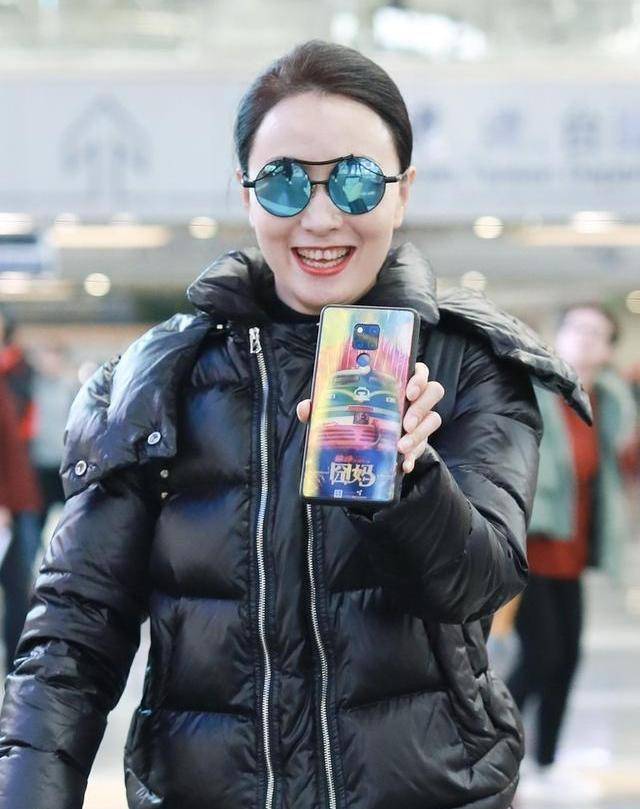 服装 陶虹带女儿现身，用手机壳与徐峥隔空秀恩爱，11岁女儿腿长不输妈