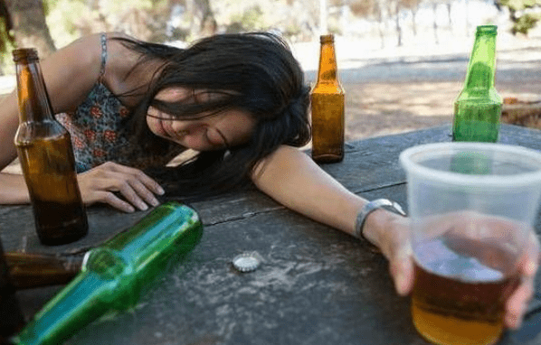 原创重庆某高校多名女生醉酒躺在地上形象全无网友指责其伤风败俗