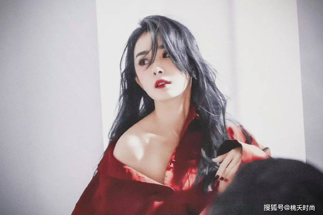 女王杨幂,代言维多利亚的秘密,既有魅惑红又有神秘黑_红色_黑色_内衣