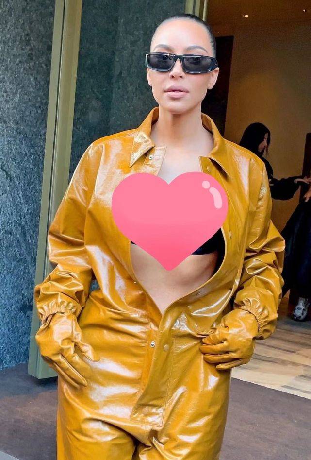 卡戴珊 金卡戴珊无比性感!裹黑色紧身衣秀出腰臀比,衣领开到腹部真敢穿