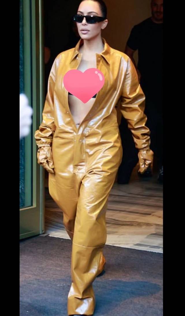 卡戴珊 金卡戴珊无比性感!裹黑色紧身衣秀出腰臀比,衣领开到腹部真敢穿