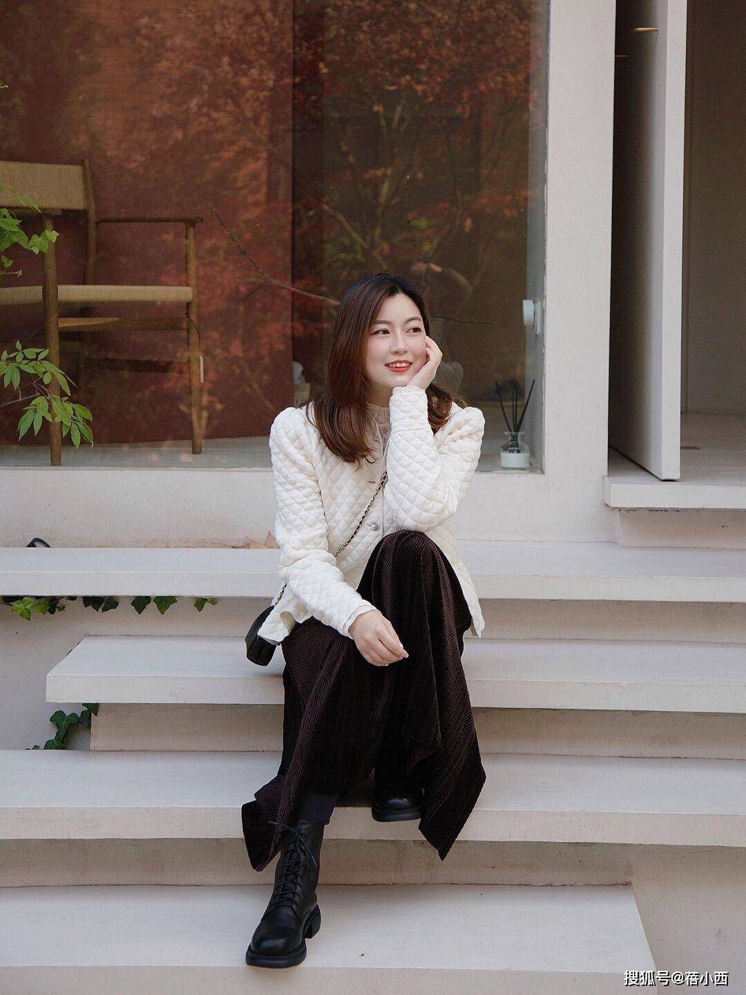 颜色 春天高级感小香风外套搭配长啥样?学会这些造型,赢得体面优雅