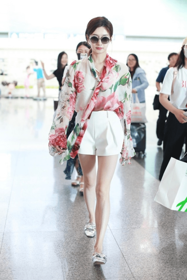 江疏影 江疏影的时尚感跟别人真不一样，穿衬衫都大红大绿又大花，好张扬