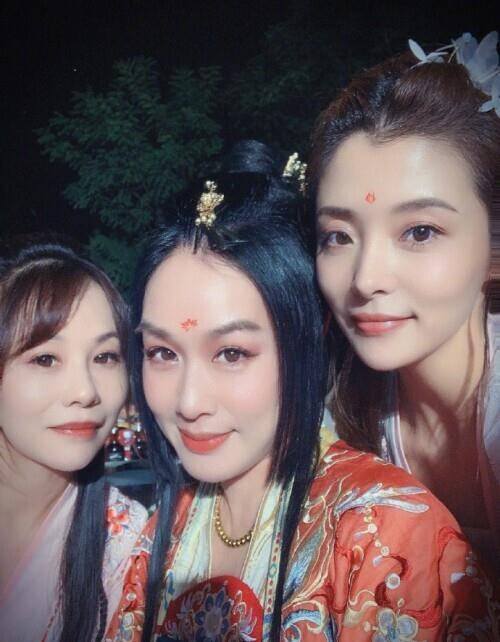 亲友钟丽缇办汉服主题派对庆49岁生日 穿烟紫色纱裙飘逸优雅
