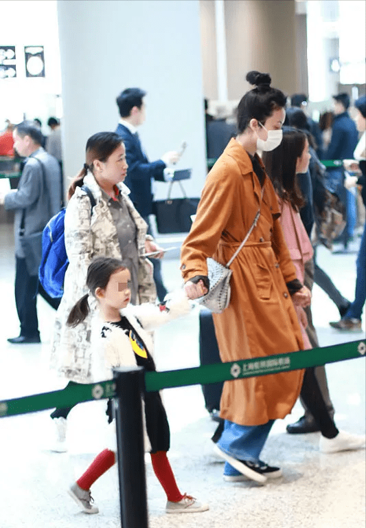 整体 黄磊一家四口走机场，超模风形象太完美，小女儿穿皮草美过多多