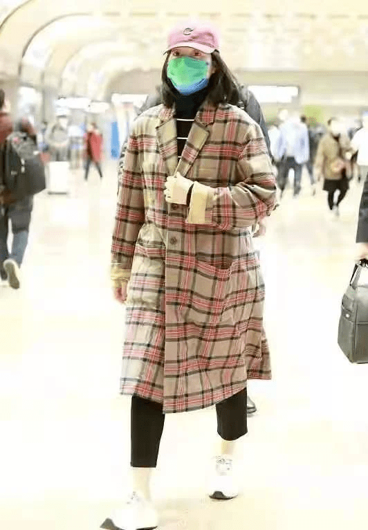 朱丹 40岁朱丹高调秀恩爱！素颜带娃探班老公，周一围扎小辫像男版朱丹