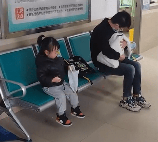 网友|广东男子抱二胎儿子，却将女儿撂一边，不料女儿回答让人瞬间泪目