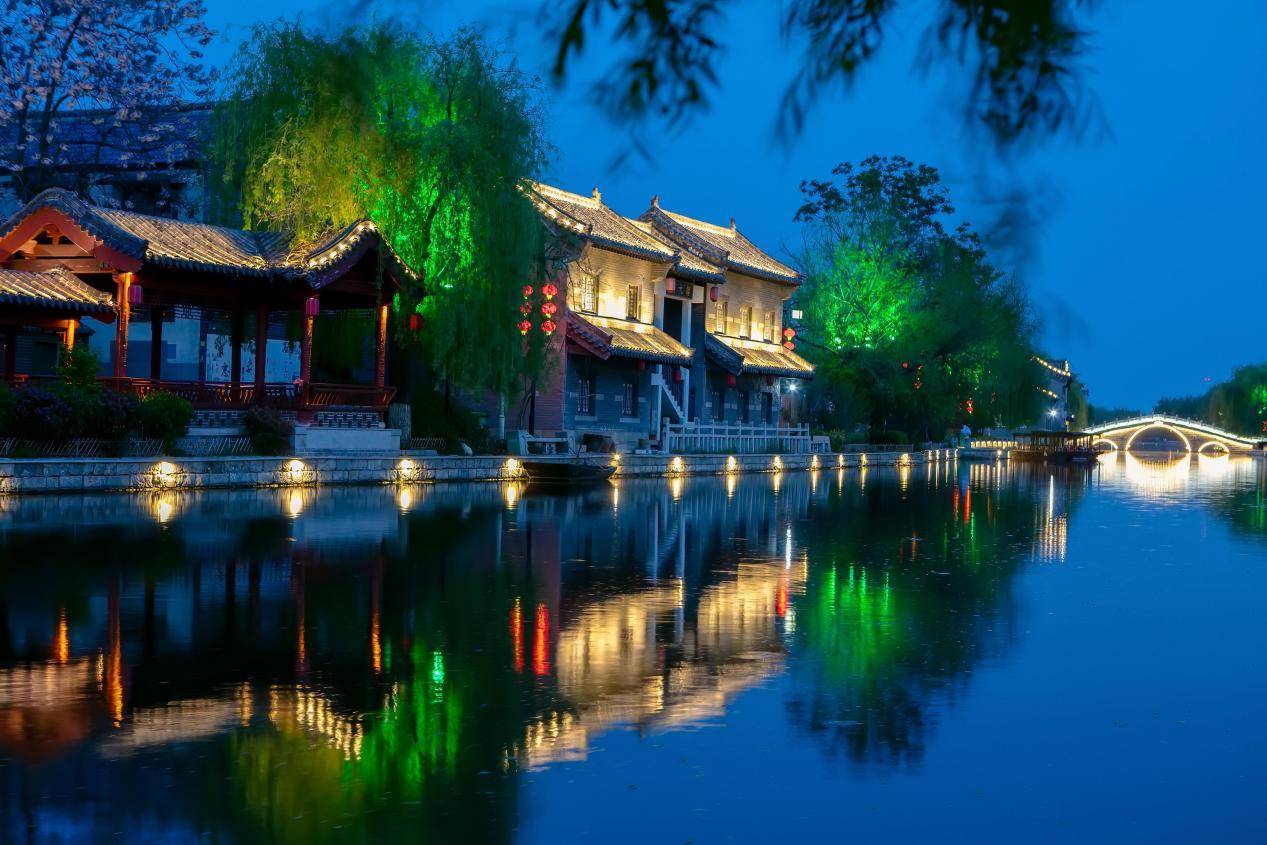 而且,济宁签约了复兴之路文化科技项目,华侨城十里画廊,梁山县水浒