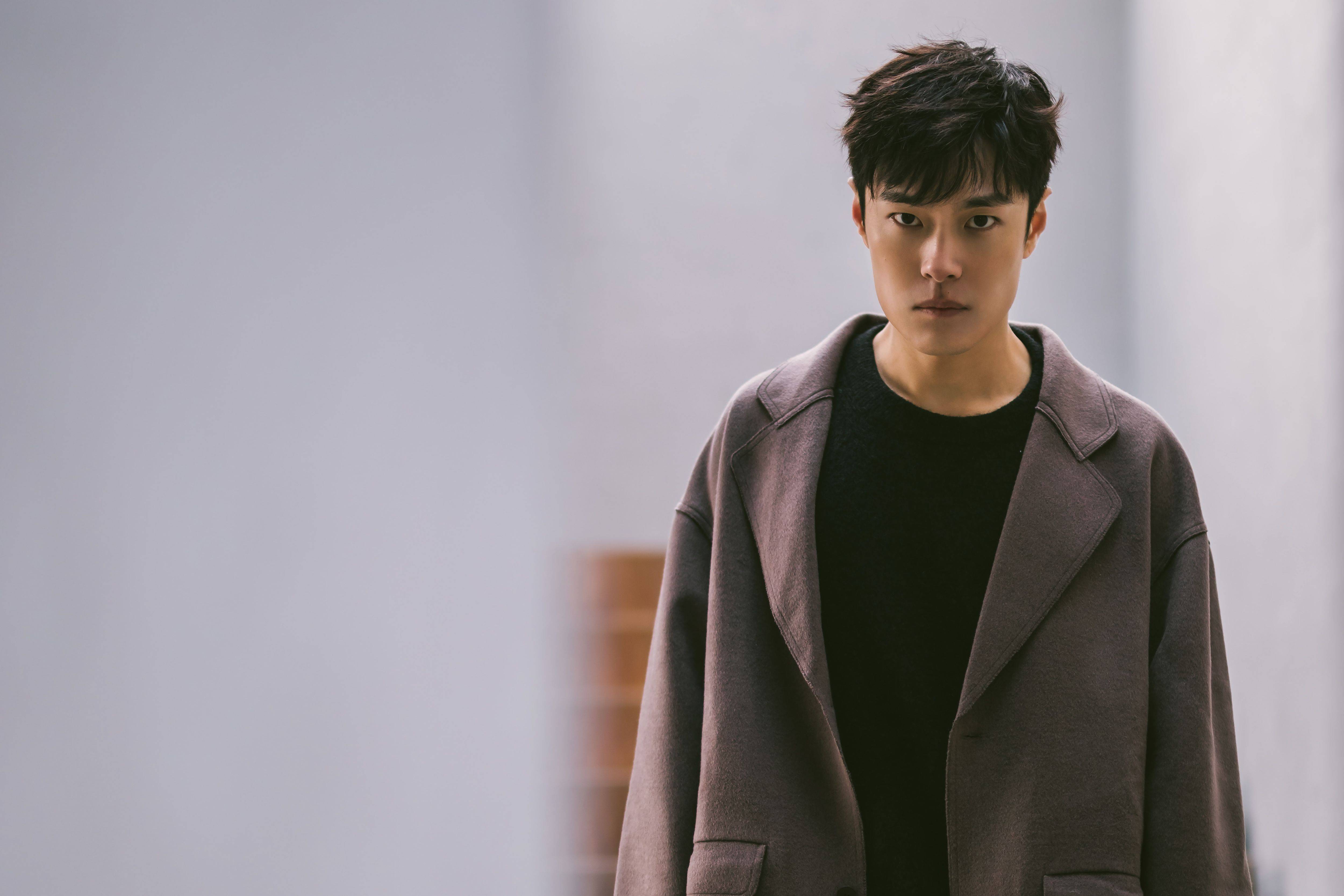 匡牧野清冷氛围感写真上线 着红咖色大衣化身冬日男友_正义感_角色