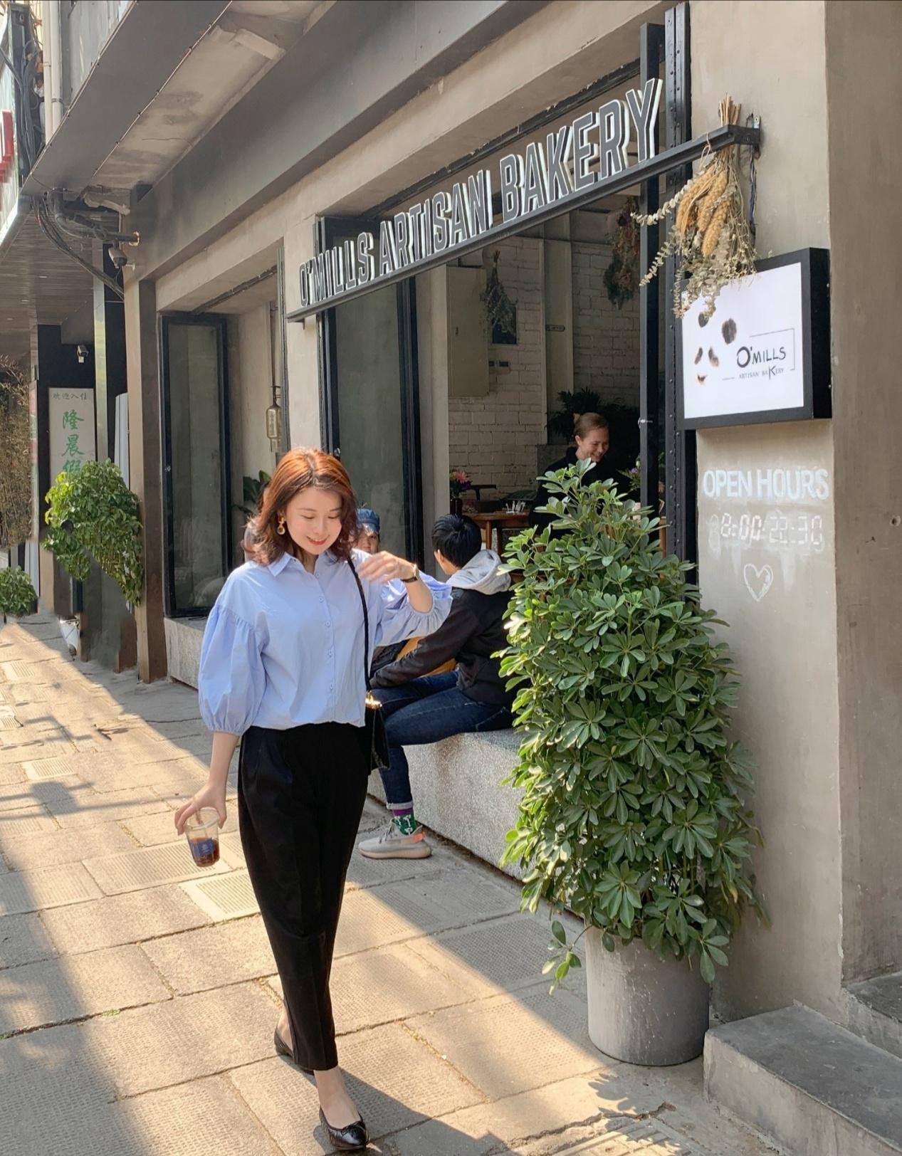 服装 超级简单的春季穿搭，简约大气很时尚，让你穿出高级气质