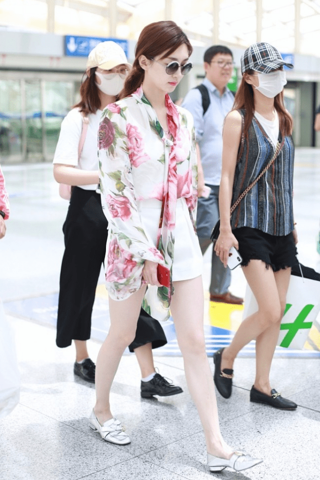 江疏影 江疏影的时尚感跟别人真不一样,穿衬衫都大红大绿又大花,好张扬