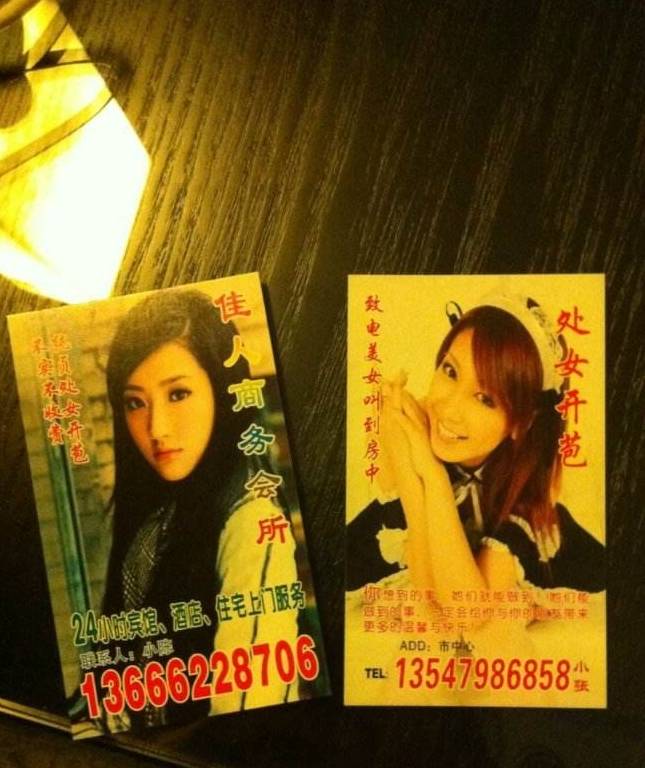 男子宾馆拨打宾馆小卡片电话,开门之后,门外竟然站着自己妻子_小黄