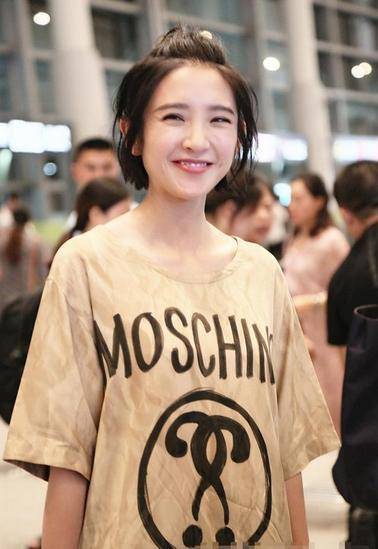 一身 唐艺昕太任性了！裹层“牛皮纸”就走机场，这么穿张若昀答应吗？