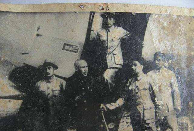 王玉瓒很快发现,蒋介石的衣帽和黑斗篷还挂在衣架上,桌上的一只杯子里