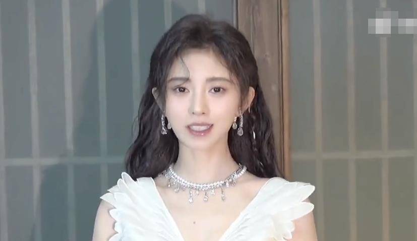 永久鞠婧祎终于想通了，洗掉半永久浓妆换上伪素颜，五官好真实