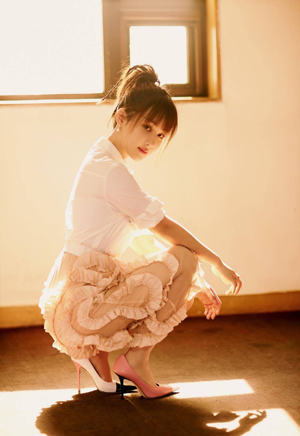 一身 杨紫新造型又意外“火”了,个性丸子头加法式刘海,轻松美回18岁