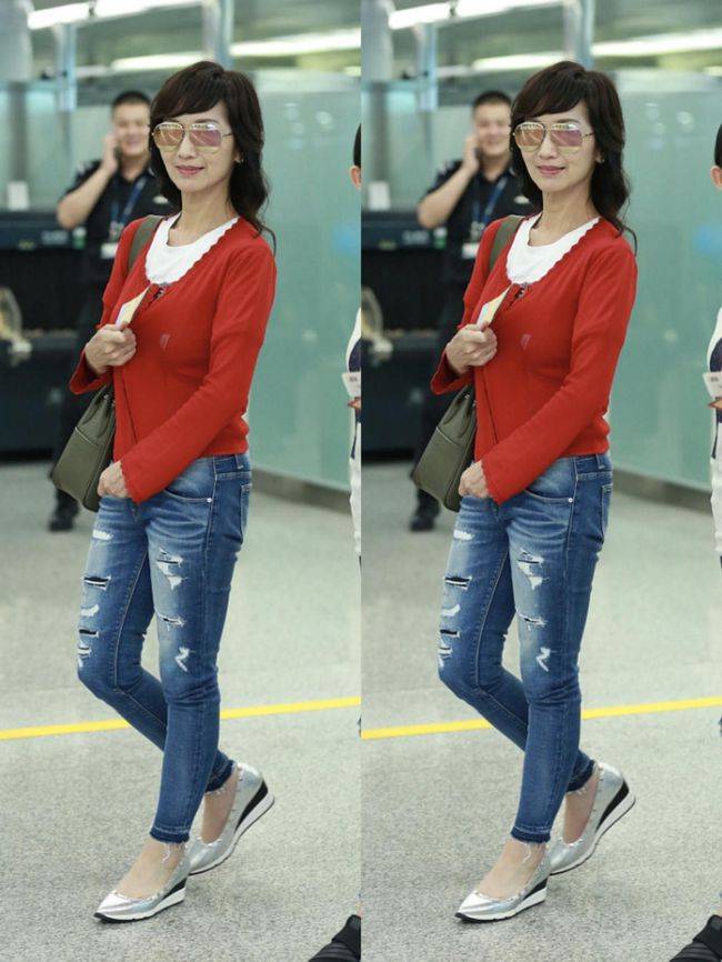 赵雅芝私下里穿得挺随意,红色开衫配牛仔裤,搭配墨镜好低调_腰包_整体