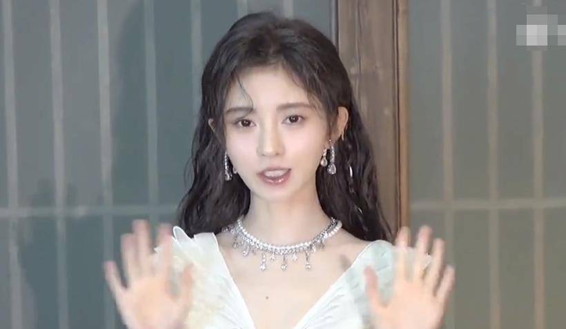 永久鞠婧祎终于想通了，洗掉半永久浓妆换上伪素颜，五官好真实