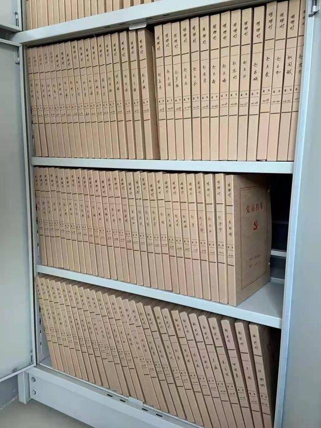 一般档案库含胶片库,磁带库,库房温度是14-24℃,昼夜允许波动±2