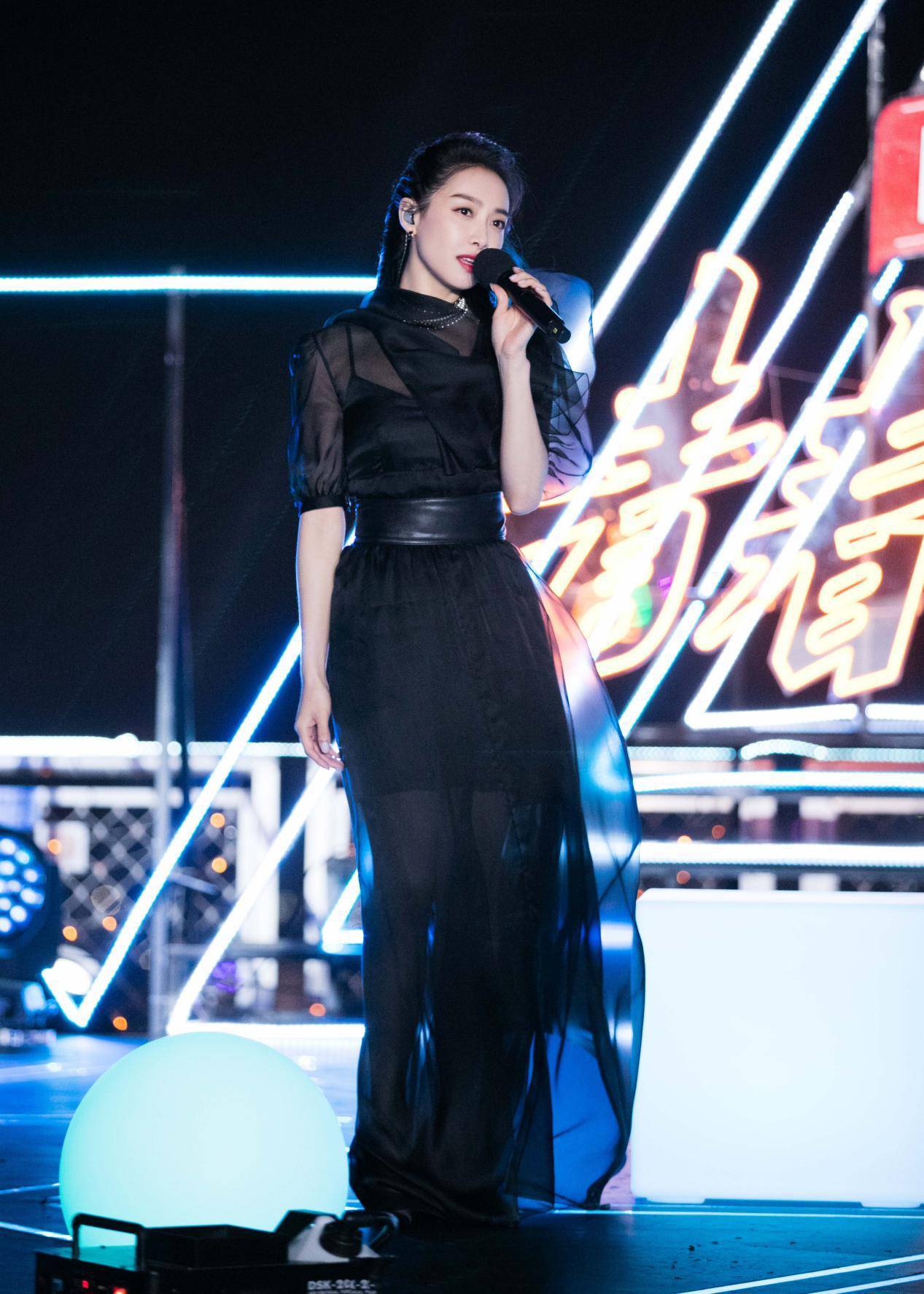 内衣 “内衣外穿”算什么，宋茜的“内衣带掉落”更厉害，一般人扛不住