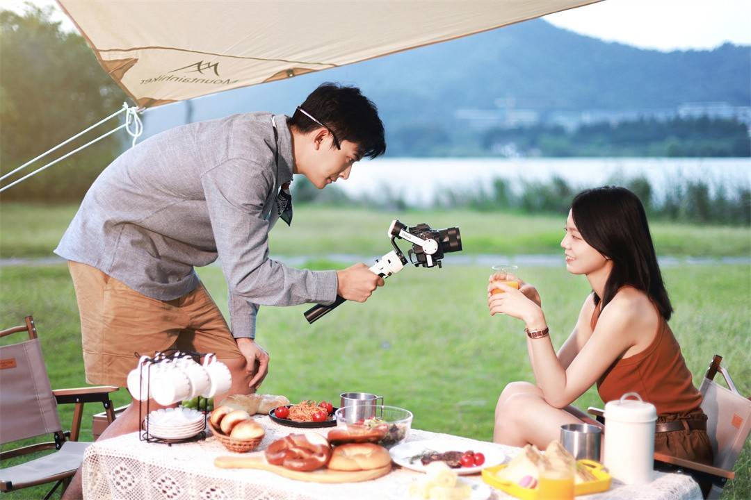 双色温补光灯加持的云鹤M3云台为何称得上是索尼专业微单最佳伴侣