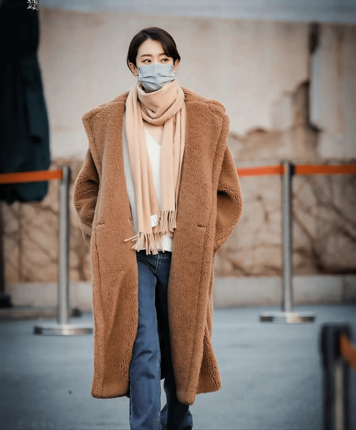 张小斐 张小斐是行走的衣架子,一身黑色大衣手拿鲜花,美得很有氛围感