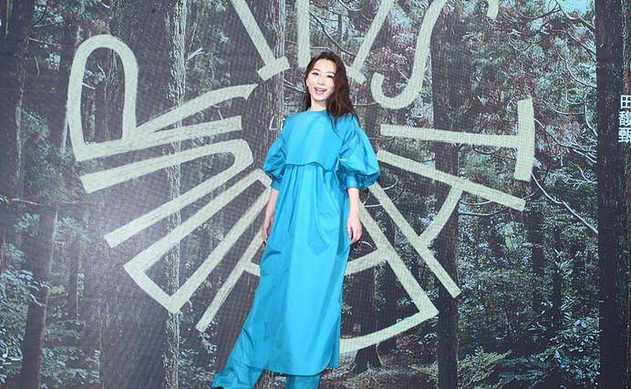 田馥甄 Hebe田馥甄久违露面!穿宝石蓝长裙肿得像孕妇,打扮臃肿太浪费身材