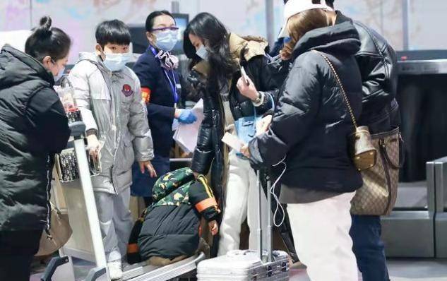 黑色 黄圣依心真大，拎20万包带3助理出街，却忙着逗小儿子忽略安迪