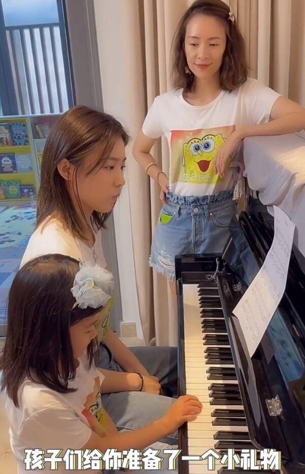 章子怡庆42岁生日 获俩女儿弹琴送祝福 母女仨穿亲子装真温馨-家庭网