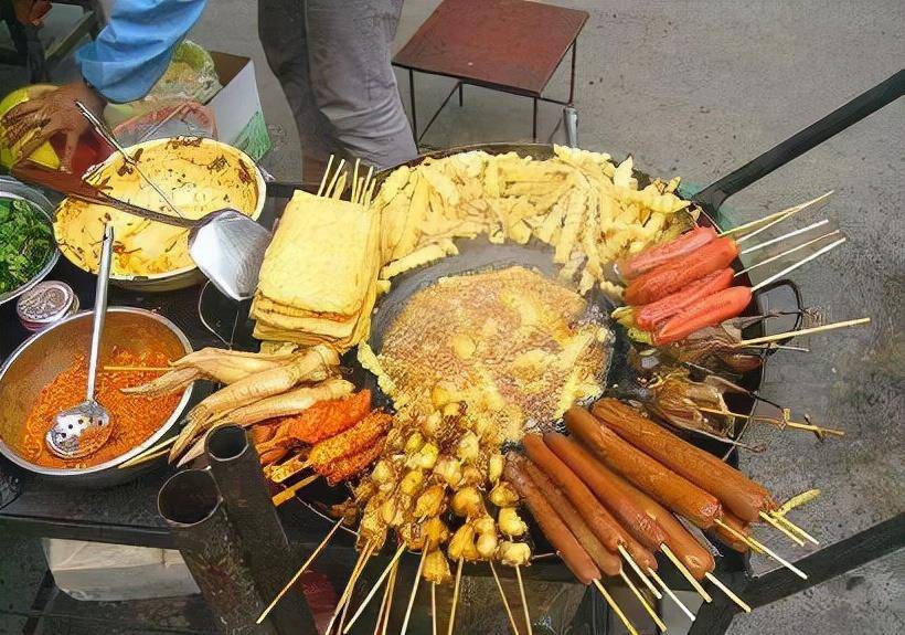 2022四种火爆的地摊小吃，成本不高却很赚钱，只要出摊就有人排队