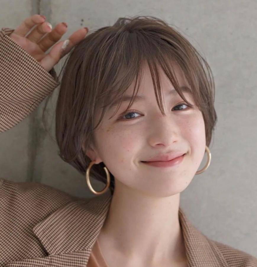 原创50岁女人这才是你该烫的发型锁骨发大卷谁见都夸年轻好看