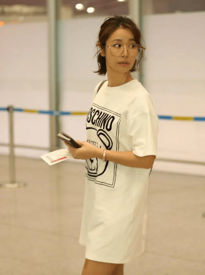 发型林心如是真“嫩”，剪少女短发再扎个小丸子好减龄，美回少女模样